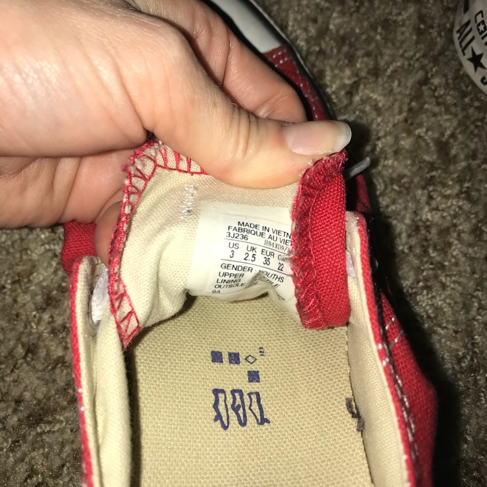 Red converse - Picture 3 of 3